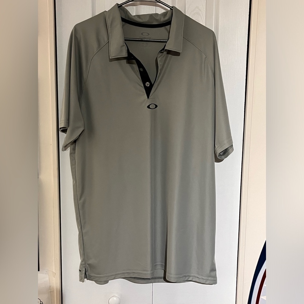 Oakley grey tshirt